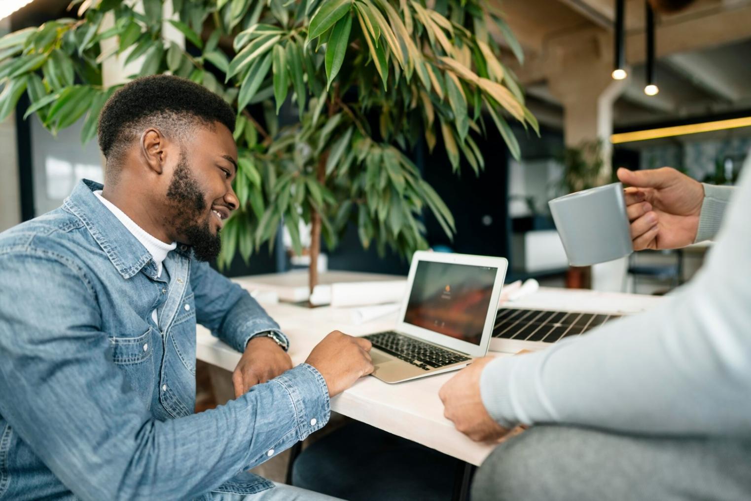 Analyse de données budgétaires sur un bureau de travail avec graphiques financiers